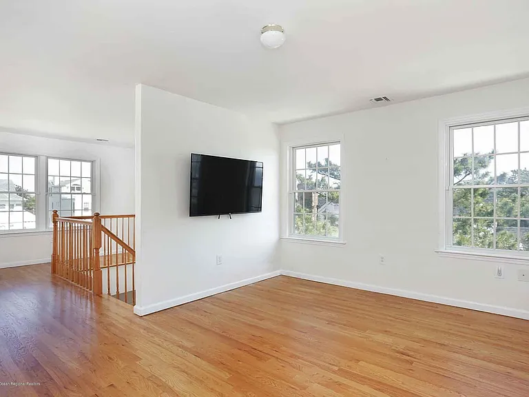 111 York Ave — Photo 21