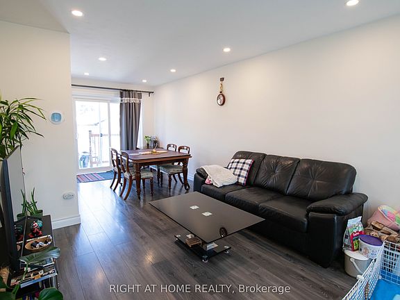 3rd image of 32 Ellendale Dr