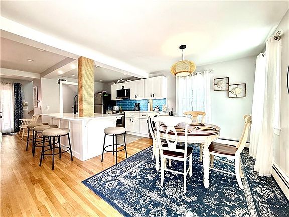 2nd image of 22 Dixon St