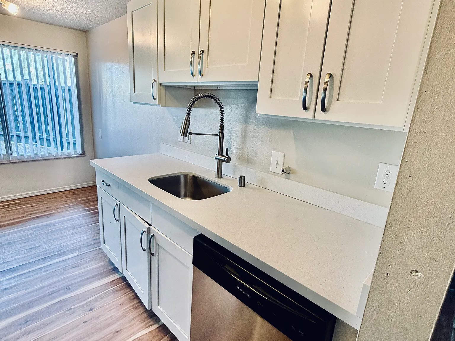 2 bed, 1000 sqft, $1,750 — Photo 3