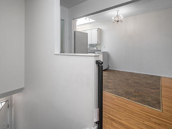 4th image of 305 Marathon Ct