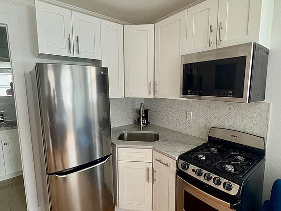 4th image of 216 E 36th St APT 6R