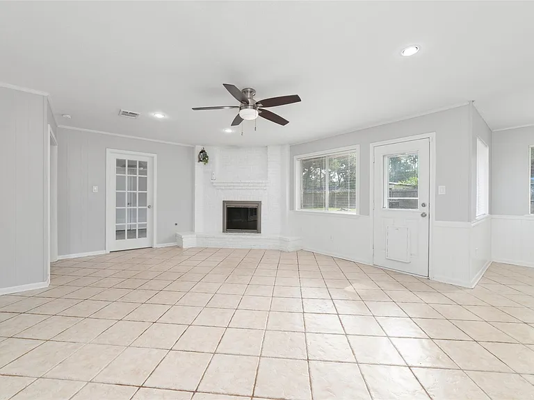 25602 Oakhurst Dr — Photo 12