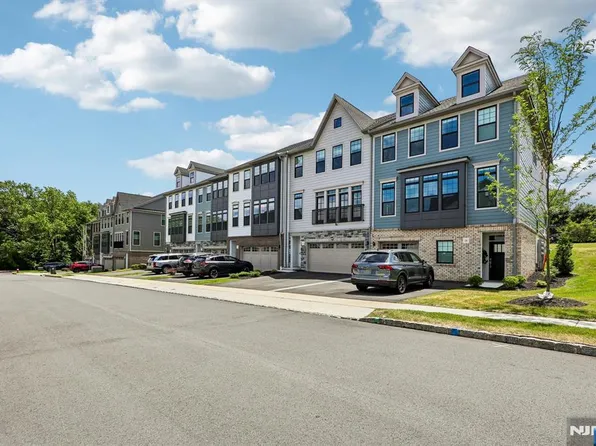 16 Goldfinch Dr, Saddle River, NJ 07458