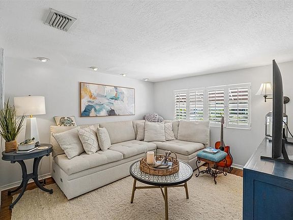 3rd image of 1204 E PARK CIRCLE