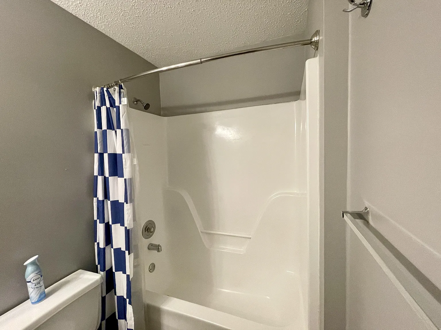 4 bed, 1.0 bath, 1100 sqft, $819 — Photo 4