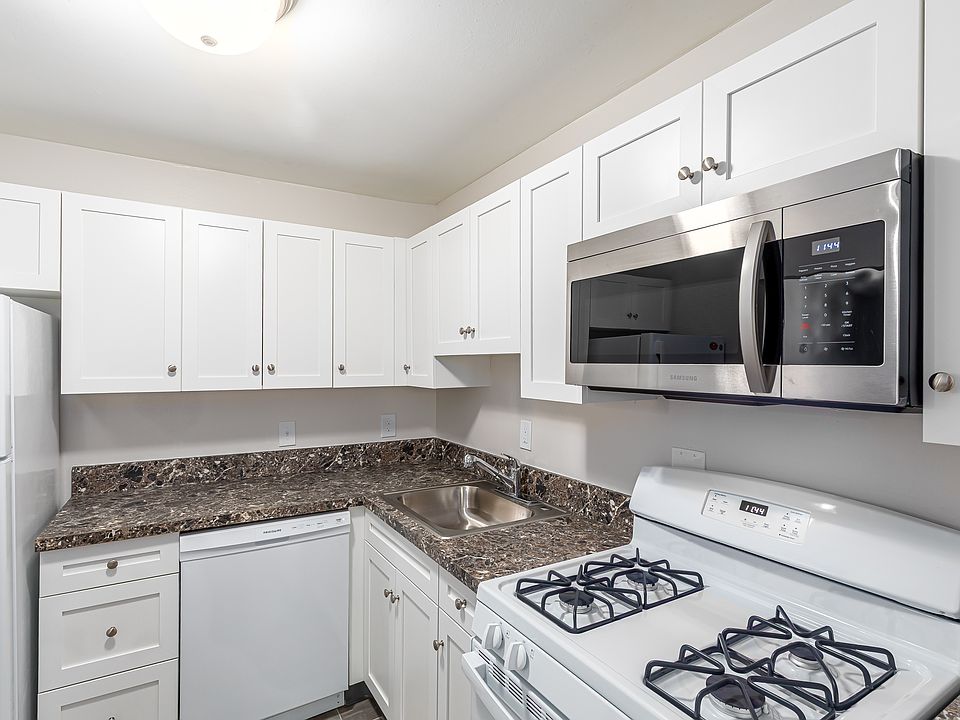 2BR, 1BA (830sqft) - Kitchen (Newport)
