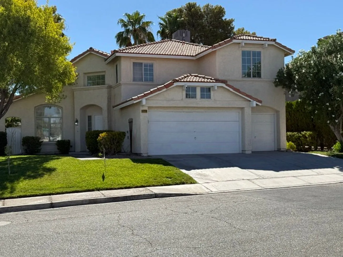 Stunning & Updated Retreat In Spring Valley 4 Bed/ 3 Bath /3 Car Garage + Large Loft Only $2,495 — Photo 1