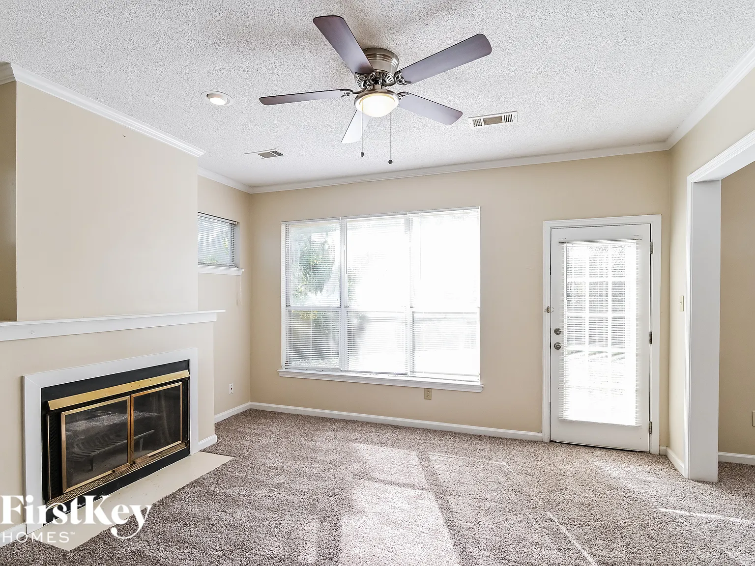 3 bed, 2.5 bath, 1827 sqft, $1,925 — Photo 2