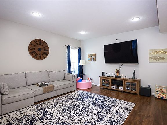 4th image of 75 Glenwood Cir