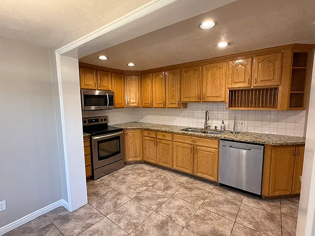 5 bed, 2300 sqft, $2,500 — Photo 3