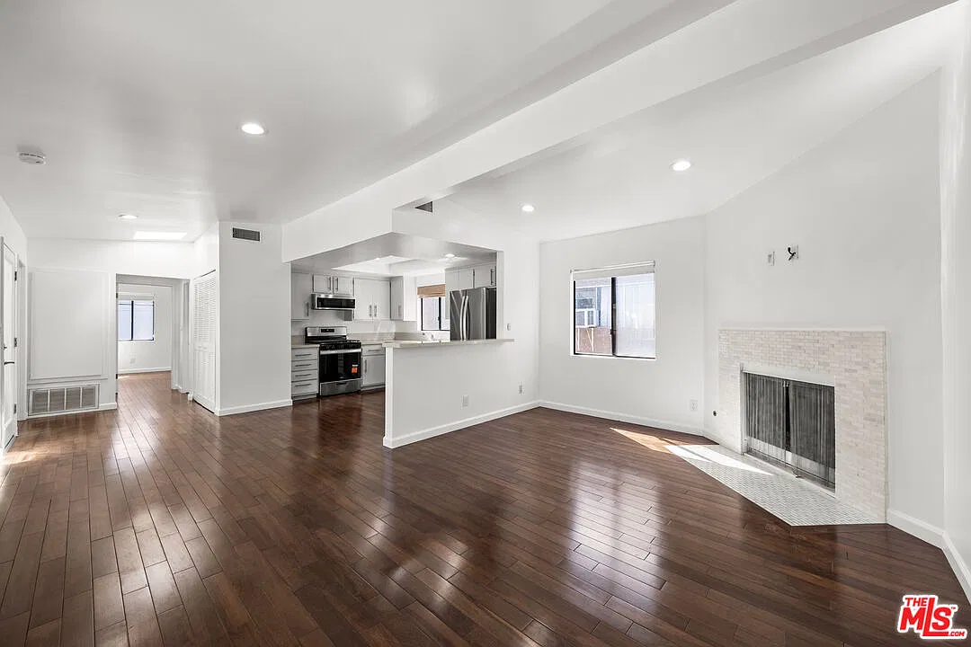 2 bed, 1.0 bath, 1018 sqft, $4,400 — Photo 1