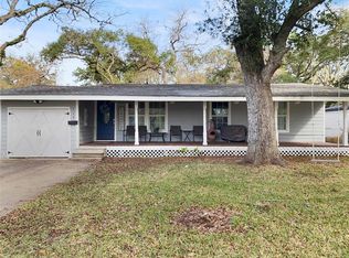513 Magnolia St, Lake Jackson, TX 77566