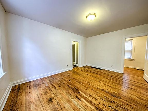 4th image of 3954 Parker Ave