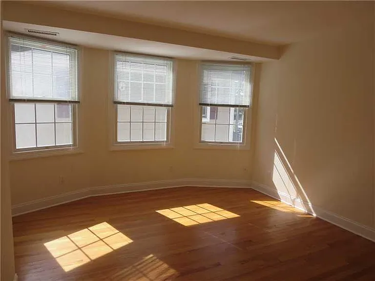 116 E Elm St #A — Photo 8