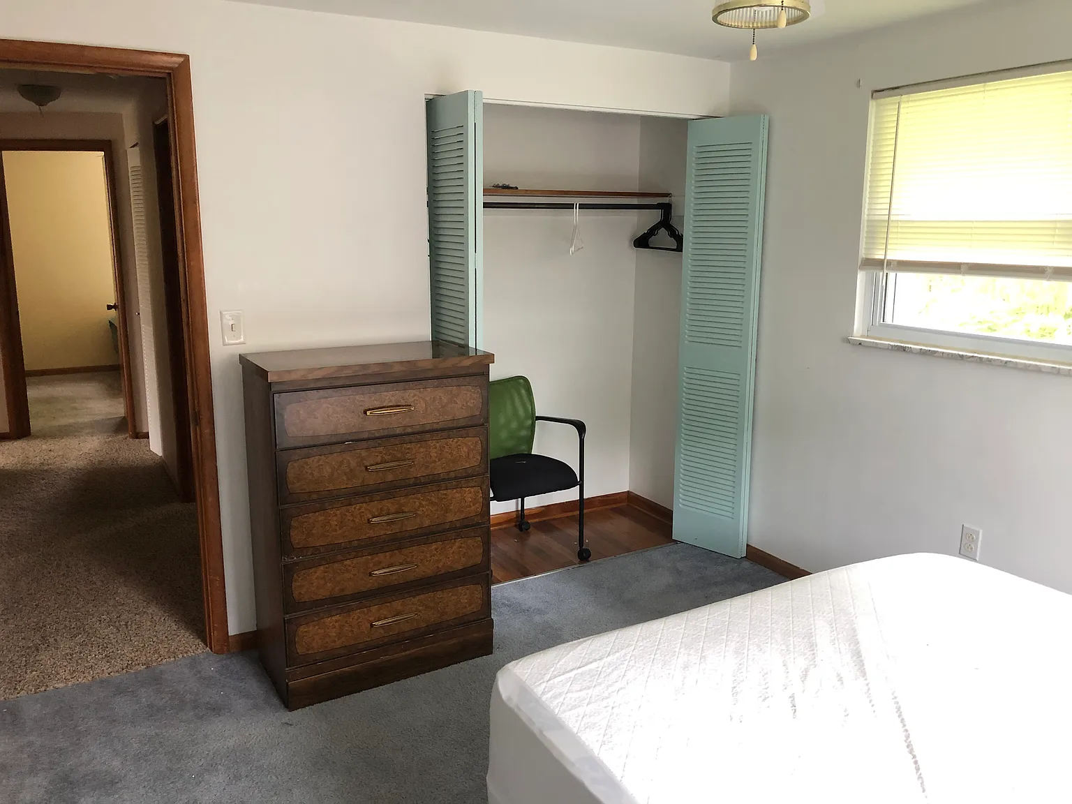 4 bed, 2.5 bath, 2300 sqft, $895 — Photo 3