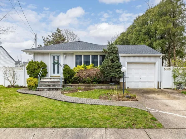 825 Sterling Street, North Bellmore, NY 11710