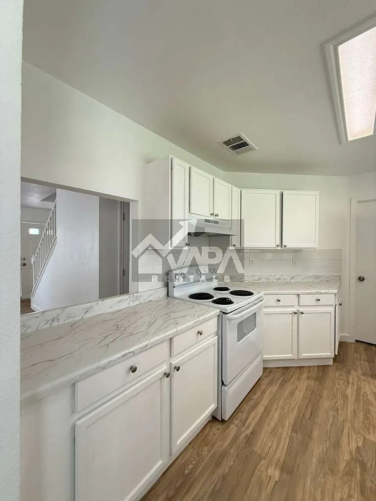 3 bed, 2.5 bath, 1582 sqft, $2,100 — Photo 3