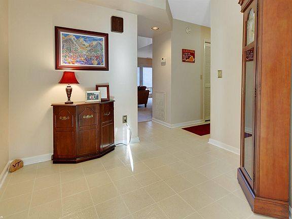 5th image of 202 Woods Edge Ct