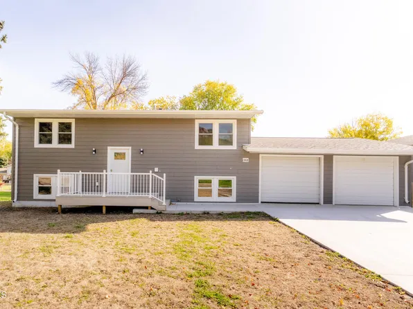 1308 6th Ave NW, Jamestown, ND 58401