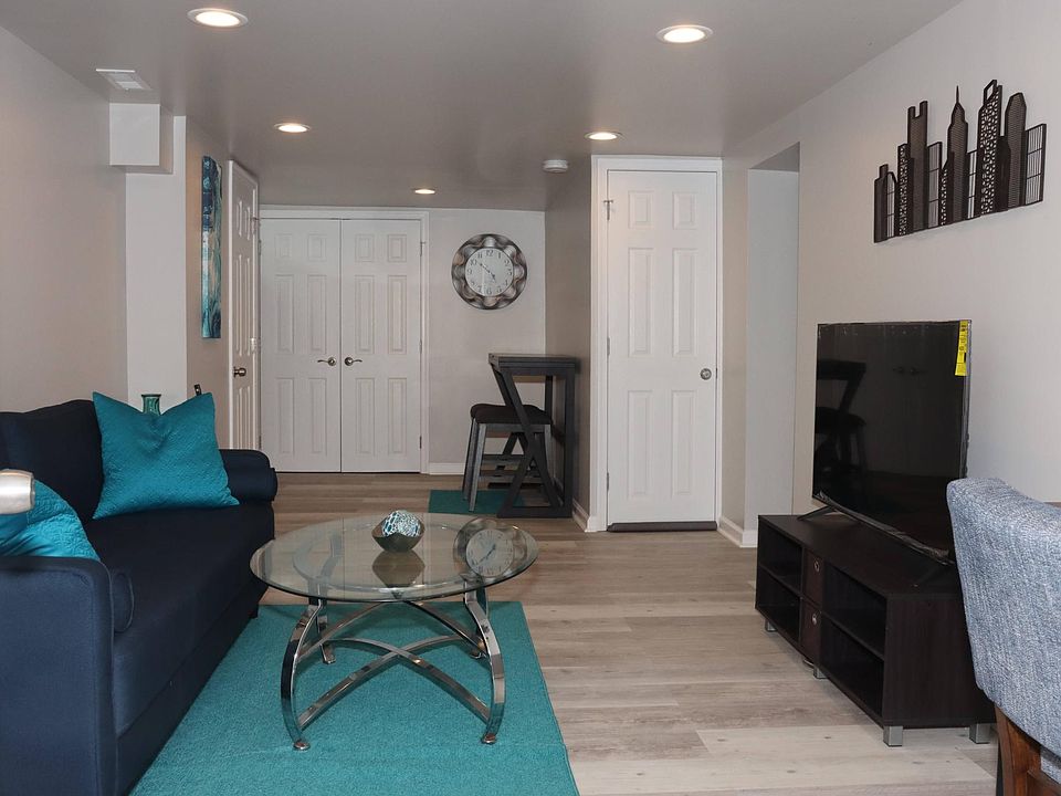 Living room/eating area