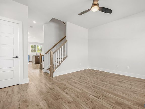 4th image of 302 Flint Dr