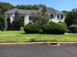 16 Phillips Ct, Cranston, RI 02921