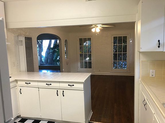 5th image of 905 N Stanley Ave