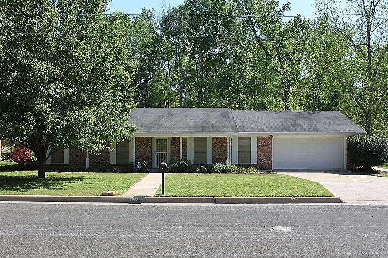 1st image of 214 Vinewood Ln