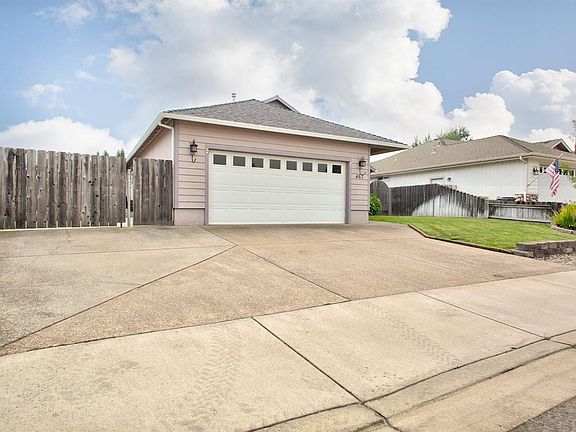 2nd image of 467 SW Marion Ln