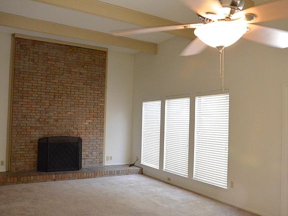 Living Room w Fireplace