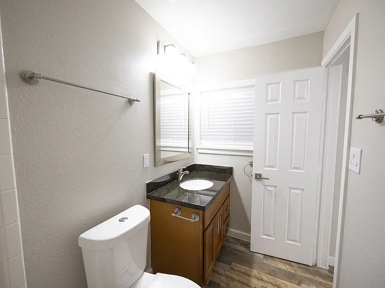 220 West Alabama Apartments — Photo 11