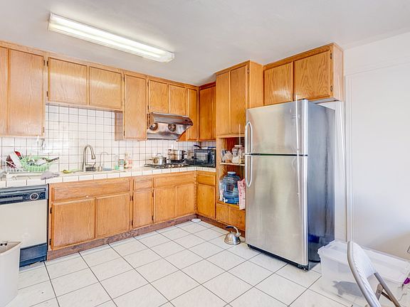 5th image of 621 E Saxon Ave