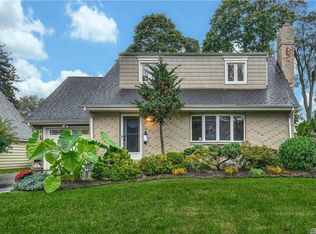 210 Earle St, Williston Park, NY 11596