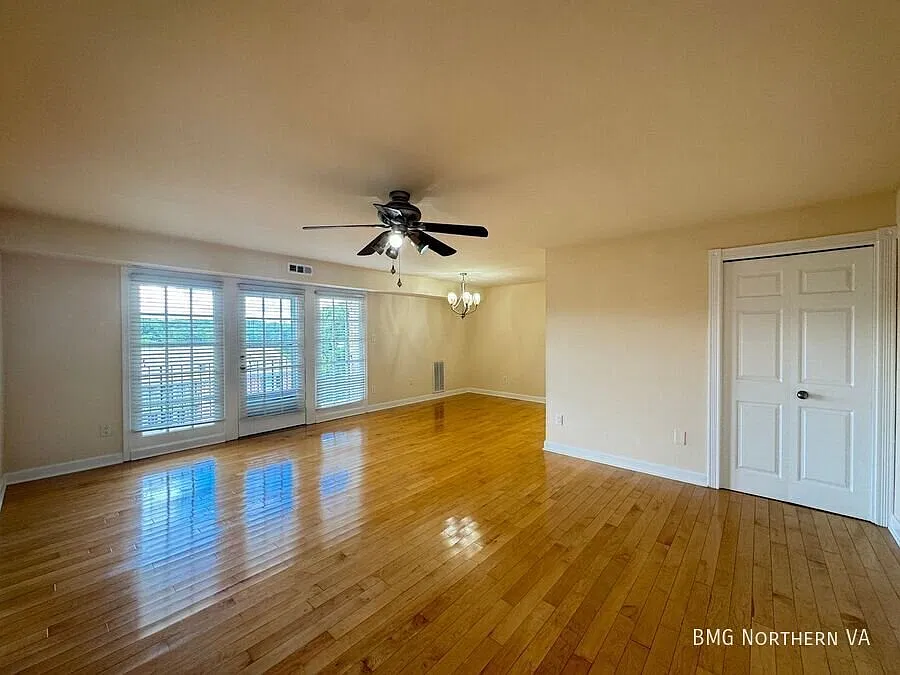 Beautifully Updated 3 Bedroom 2 Bath Condo in Moorings of Occoquan — Photo 2