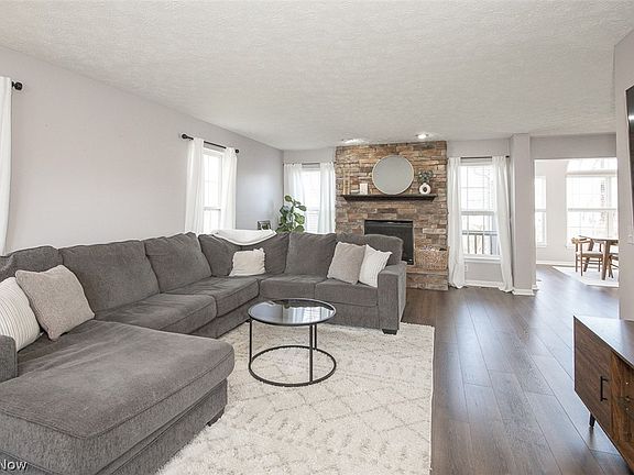 5th image of 887 Woodfield Ln