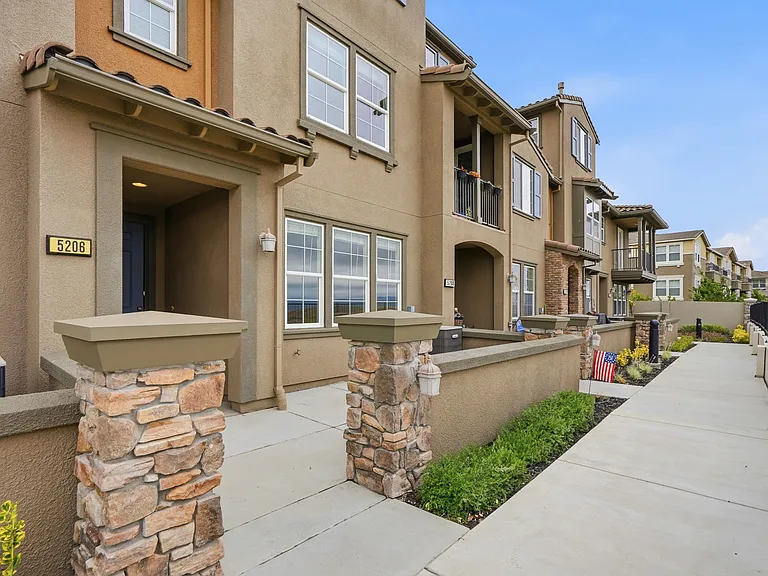 5206 Fioli Loop — Photo 47