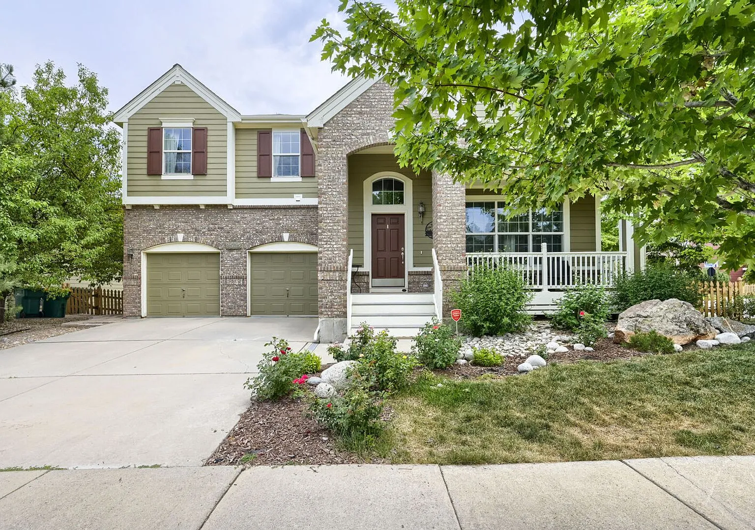 Stunning 4 bed, 4 bath on Corner Lot! Available Mid-August! — Photo 2