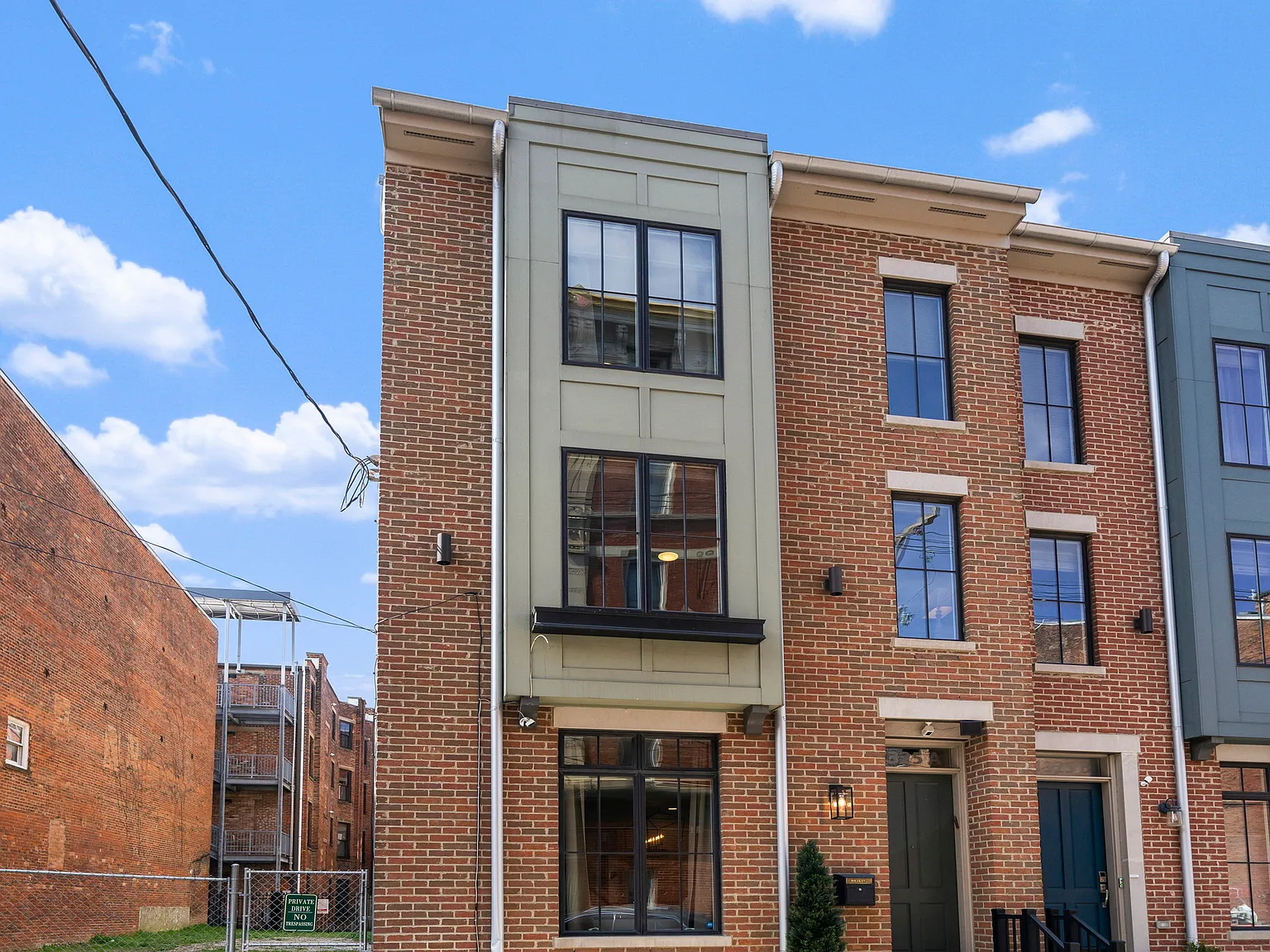 3 bed, 2436 sqft, $6,750 — Photo 1