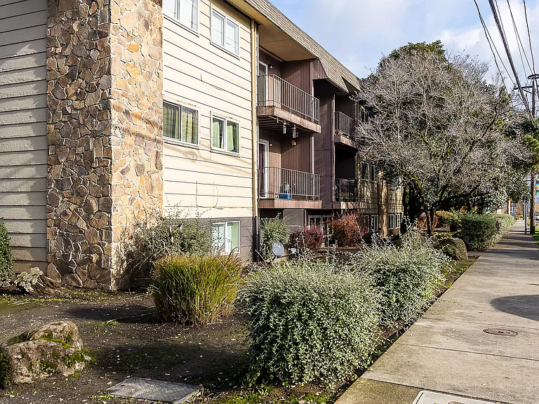 Madera Court Apartments - Troutdale Oregon