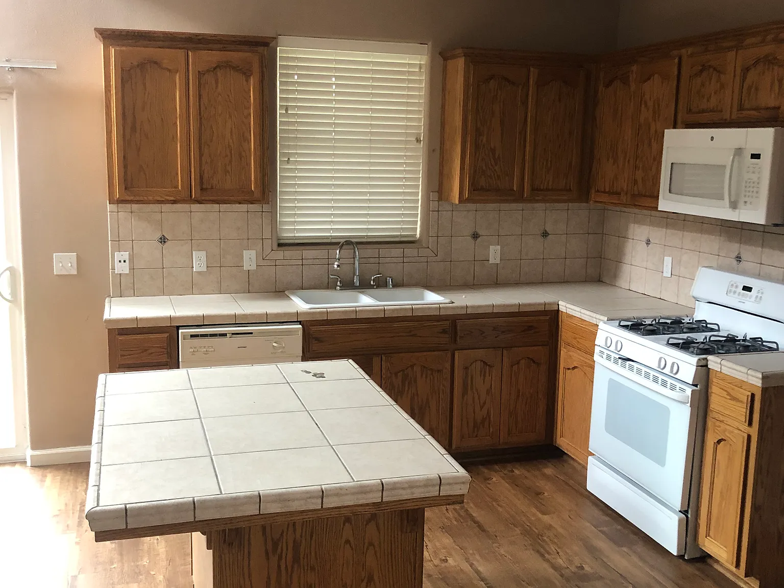 3 bed, 2.5 bath, 1280 sqft, $1,800 — Photo 3