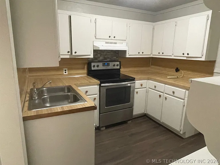 409 W Commercial St — Photo 15