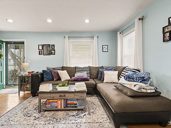 5th image of 2820 Reo Rd