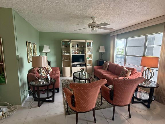 4th image of 407 GREENBRIER A