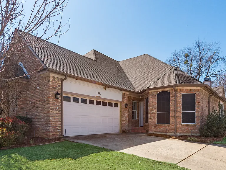 739 Harbour Town Dr — Photo 2