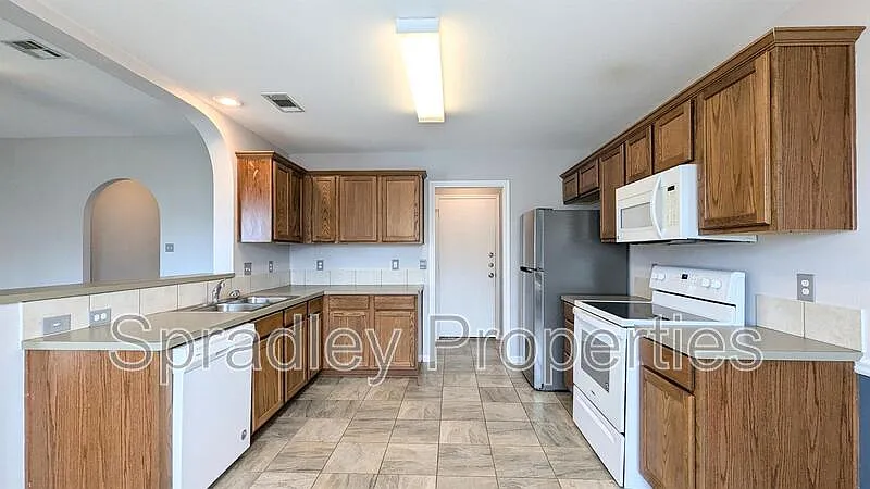 3 bed, 2.0 bath, 1342 sqft, $1,550 — Photo 3