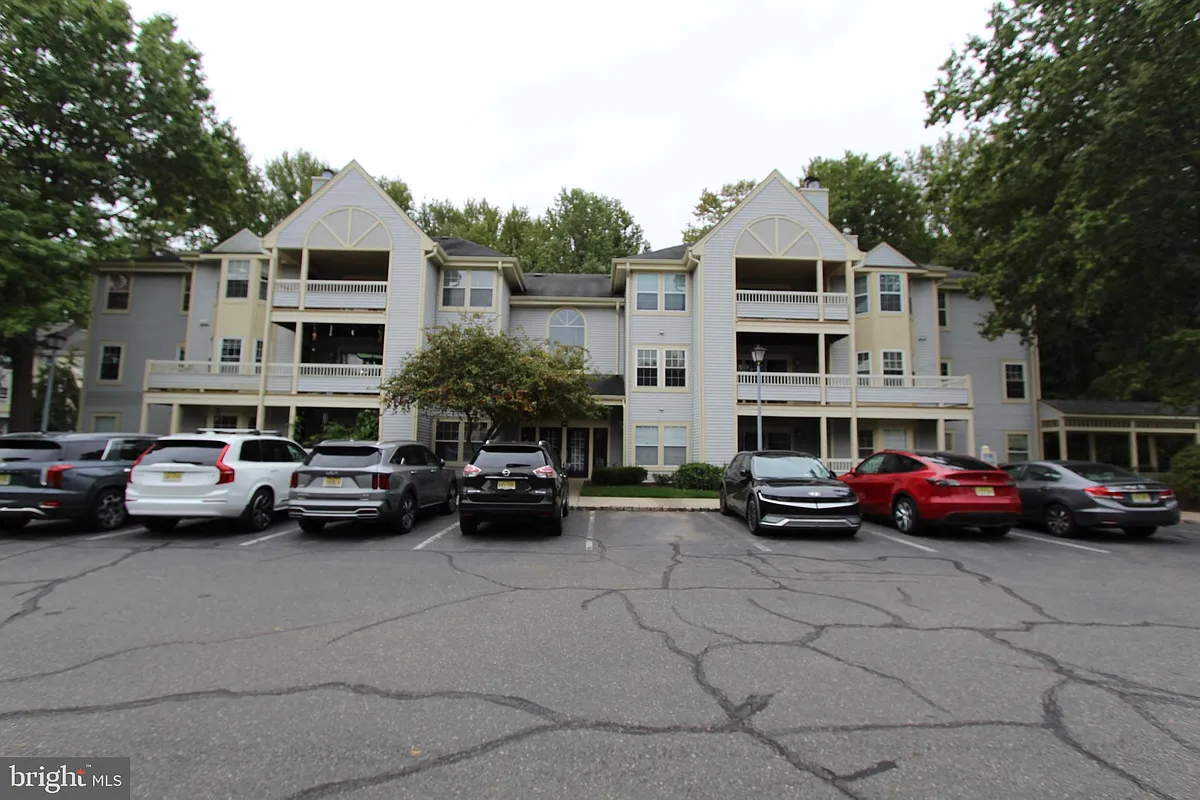 Building Photo - 110 Biscayne Ct #8
