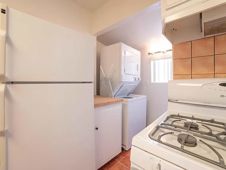 611 Monterey Blvd — Photo 10