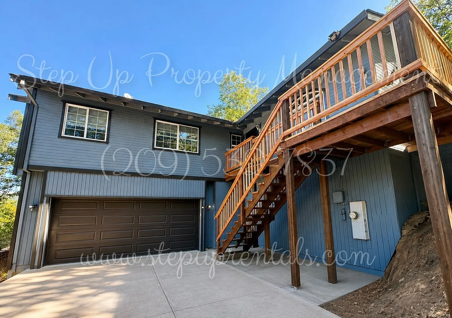 Spacious Contemporary Living: Stunning Three-Bedroom Retreat on Longeway! — Photo 1
