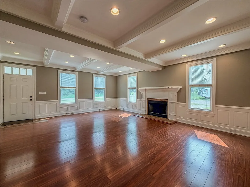 3 bed, 3.0 bath, 1932 sqft, $2,600 — Photo 3
